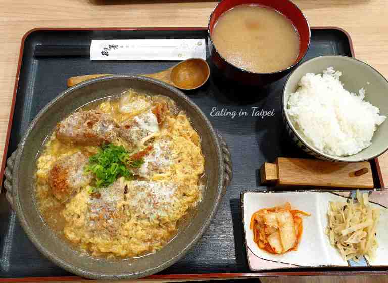 Deep-fried pork cutlet cooked with egg