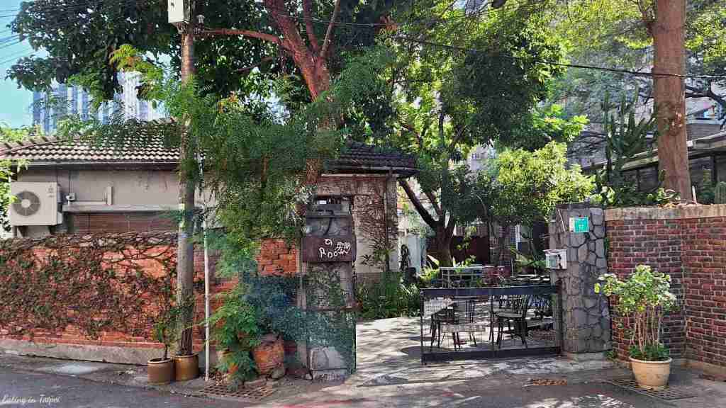 MakiDoughnut outside