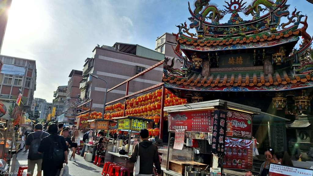 Shilin night market temple vendors